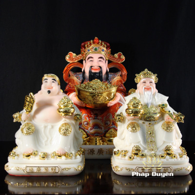 Alternative view of Bộ Ba Ngài Thần Tiền Bột Đá Áo Đỏ, Thần Tài - Thổ Địa Bột Đá Trắng, Cỡ Trung