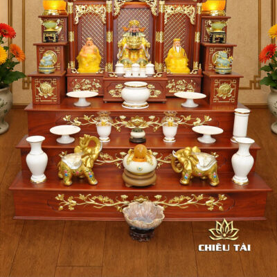Góc chụp khác của Bộ Bàn Thờ Thần Tài Thổ Địa Ba Gian Sứ Trắng Viền Vàng “Thái Hòa Hưng Vượng”, KT 153*127*189cm