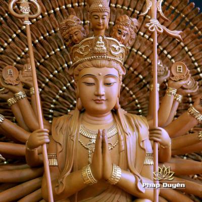 Alternative view of Tượng Thiên Thủ Thiên Nhãn (Nghìn Tay Nghìn Mắt) Ngồi, Bằng Gỗ Hương Chương (Long Não), Cao 55cm (Tổng 62cm)